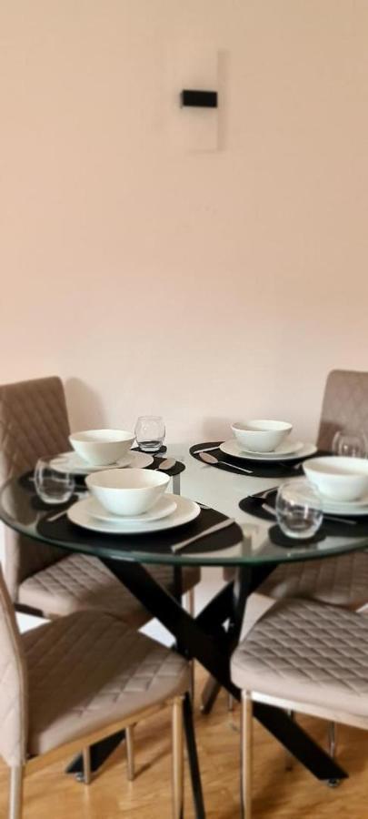 Lovely 2 Bedroom Flat With Free Parking New Southgate Dış mekan fotoğraf